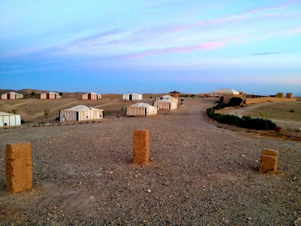 Du trenger ikke dra i timesvis for å oppleve ørken. Dette er steinvarianten kort reisetid utenfor Marrakesh. Vil du vil sandørken, tar det lengre tid. 