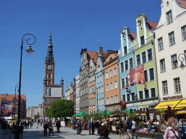 Høye og fargerike bygninger i Gdansk sentrum i Polen