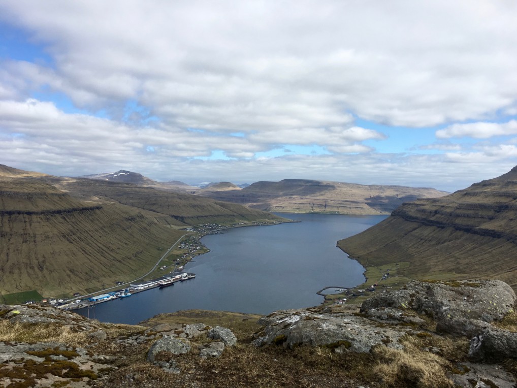 Oyggjarvegin utsikt over fjell og vann