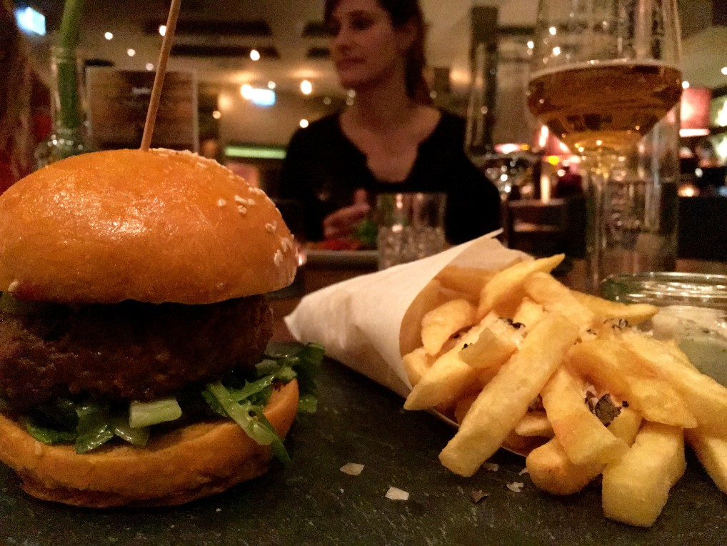 Burger med pomme frittes og majones