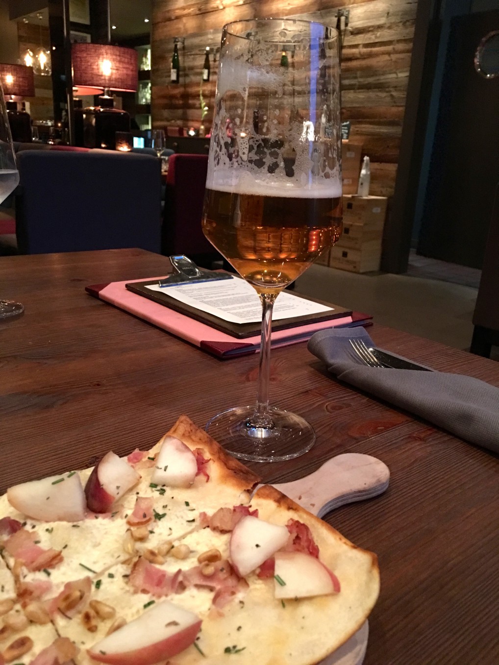 Flammkuchen med fersken 