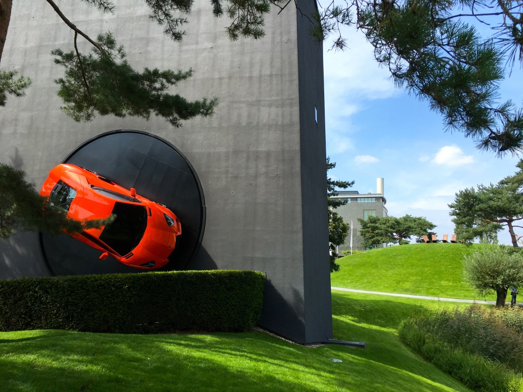 lamborghini hengende på veggen i Autostadt