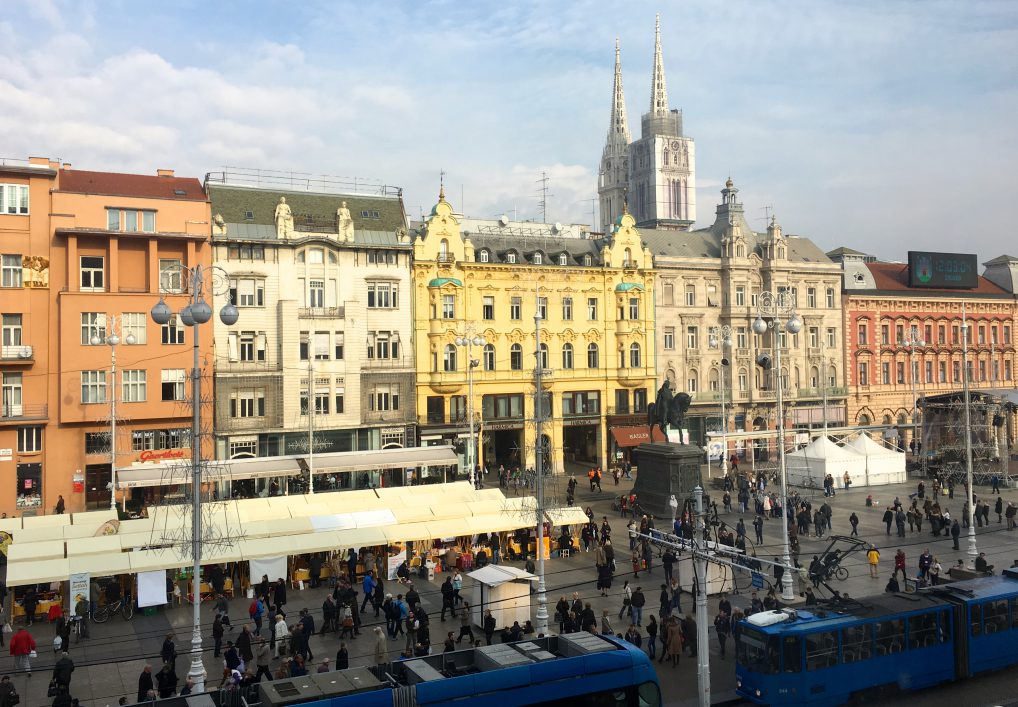 Utsikten fra rom i tredje etasje ut mot byens torg. Og dermed får du også litt byliv med på kjøpet. 