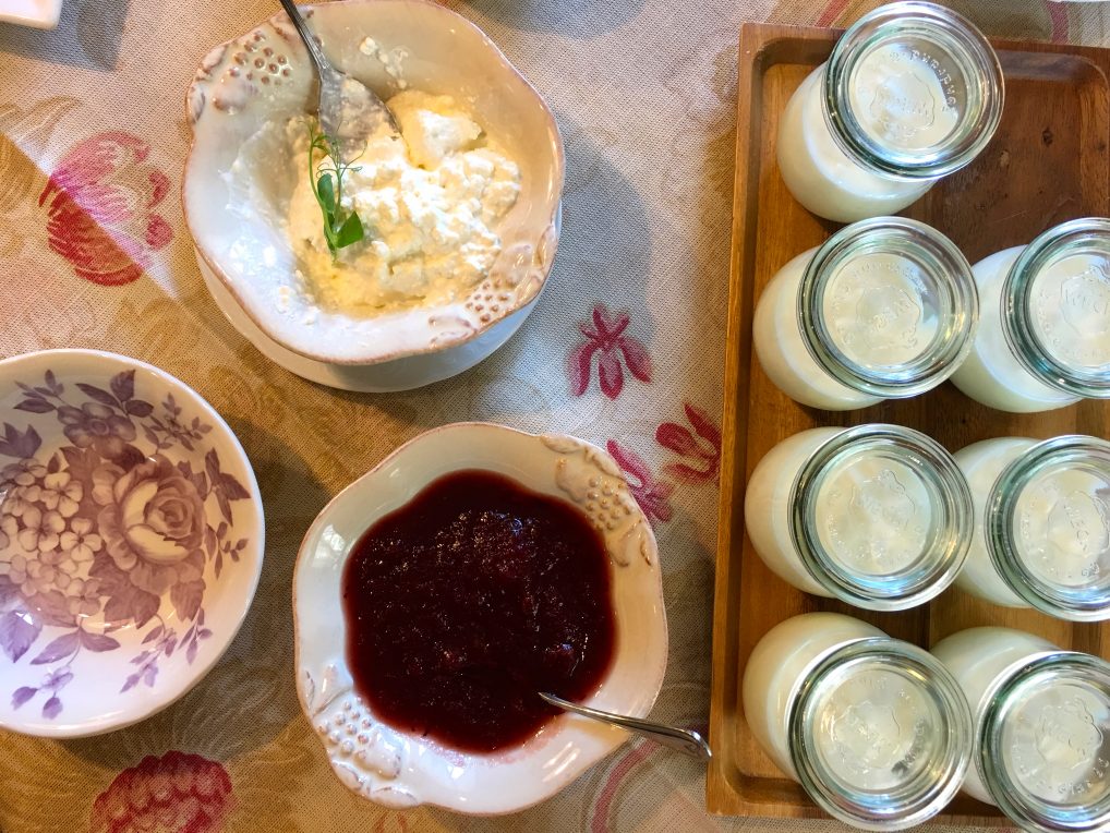 Frokost i Latvia på Liepupe Muiza, med hjemmelaget syltetøy og cottage cheese. Samt mye annet snadder. 