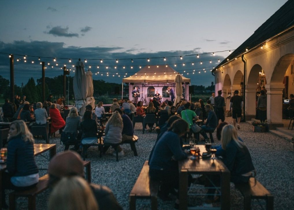 Uteområdet på kveld, de har både konserter og festivaler her. Bildet er fra bryggeriets hjemmeside. 