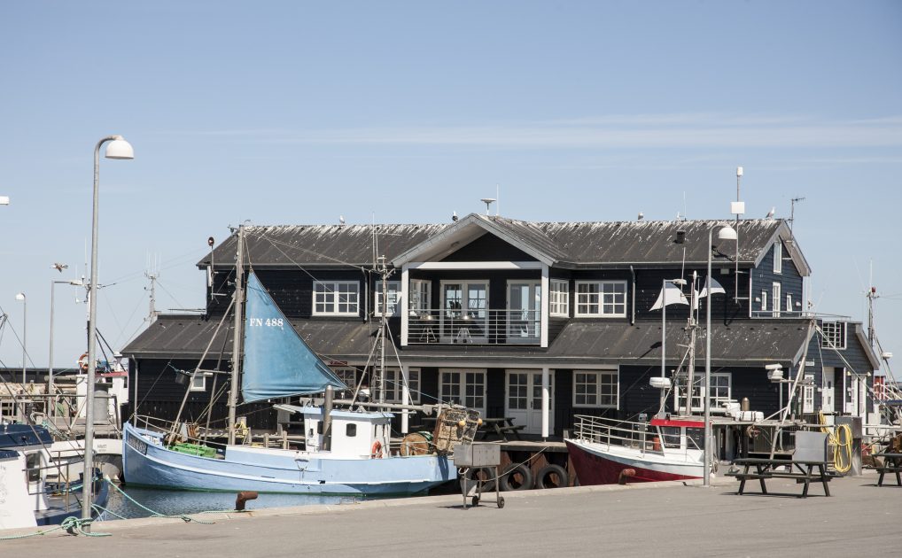 Østerby havn har mange restauranter og fiskebåter som gir deg sjøkreps, et varemerke for Læsø.