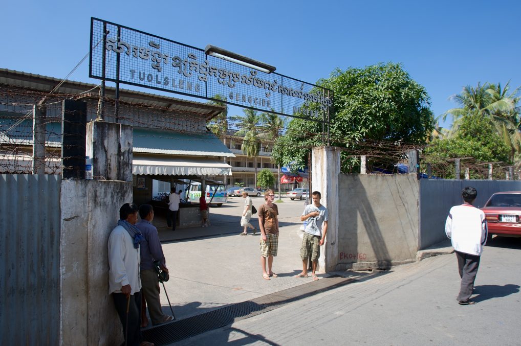 Tuol Sleng - folkemord står det på inngangskiltet. Enkelt og brutalt.