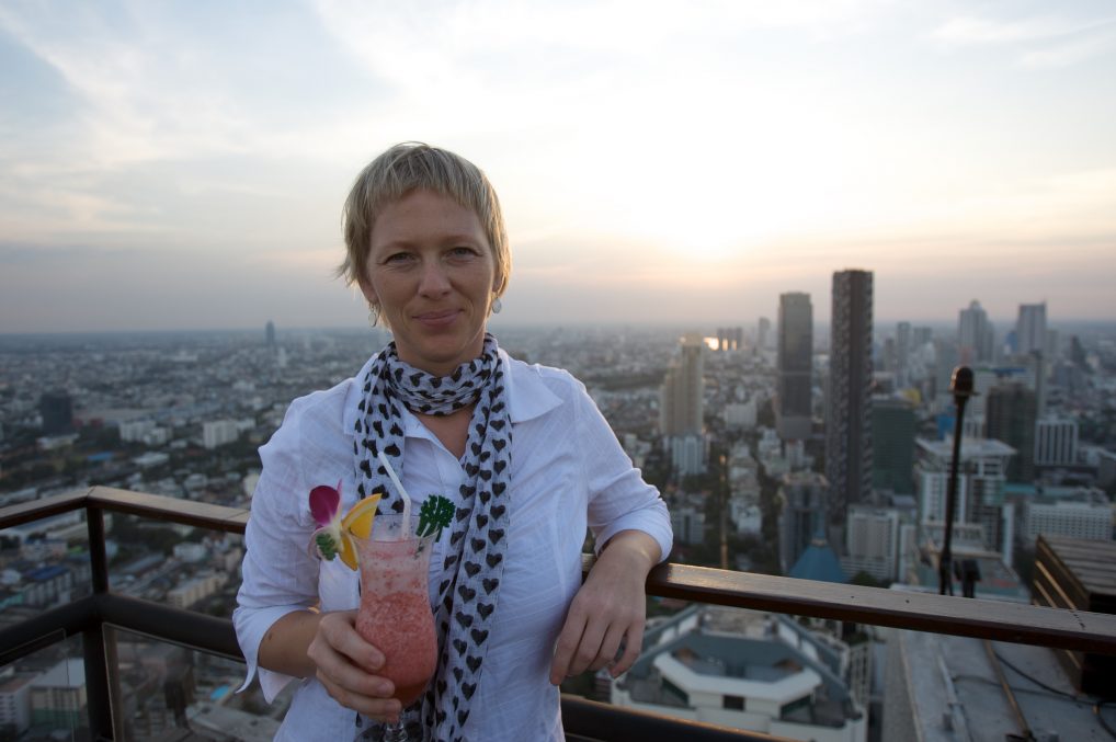 Banyan Tree Bangkok har plassert baren Vertigo på toppen. Fint også før solnedgangen. 