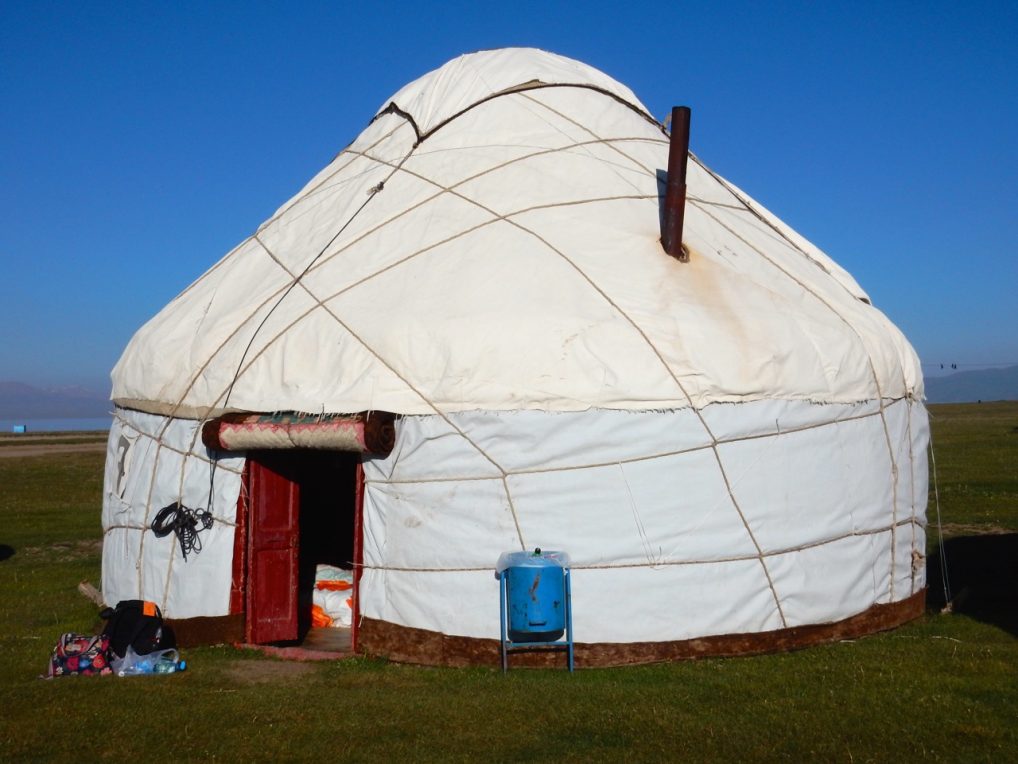 En overnatting i en yurt ved sjøen var en del av turen.