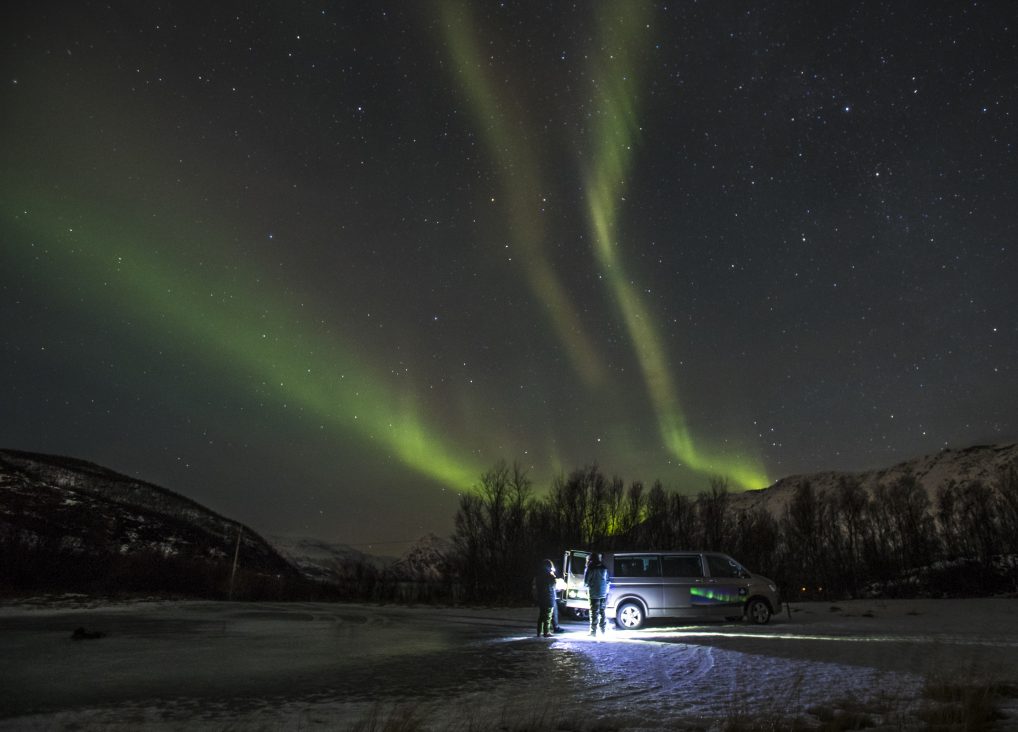 Nordlysguidene vet ofte om de beste fotoplassene, og de ligger ikke midt i byen for å si det slik. 