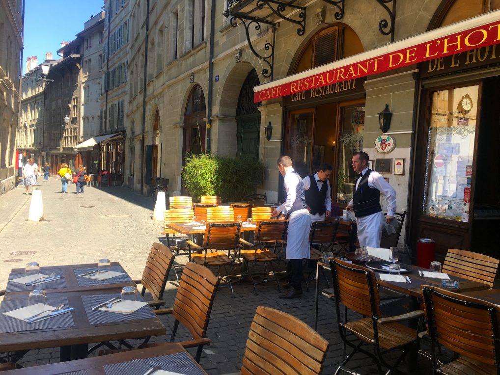 Restaurant De L'Hotel ligger rett ved Ler Armures, og ble anbefalt av guiden vår. Rakk dessverre ikke å teste den. 