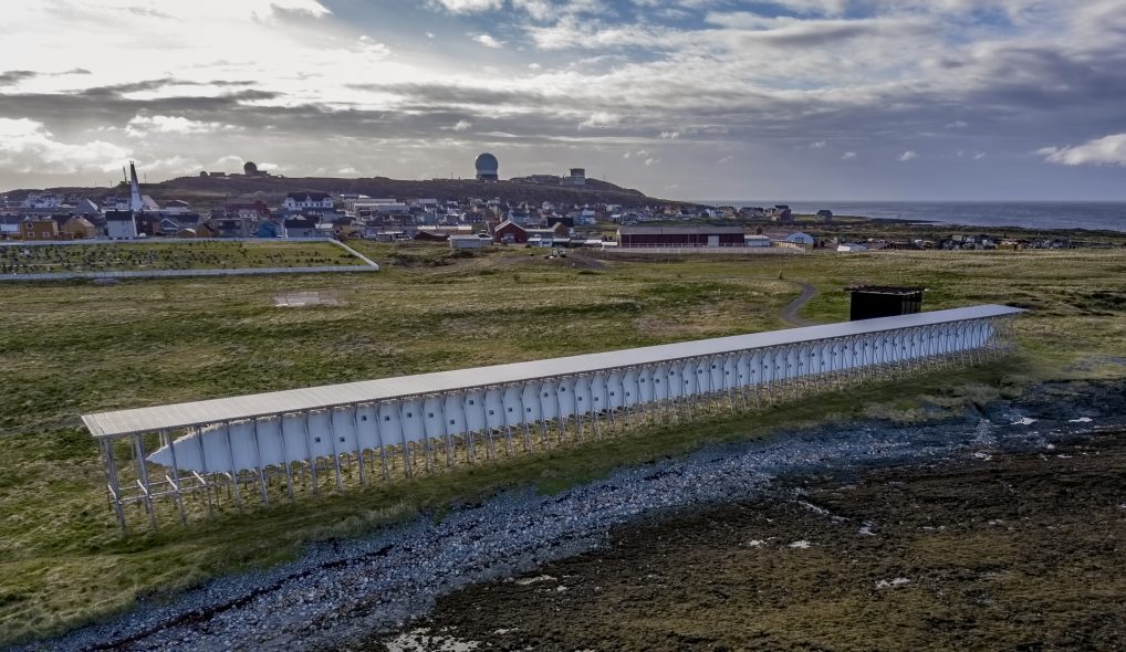 Steilneset Memorial ligger synlig til. Et kunstverk som er en del av Nasjonal Turistveg Varanger. 