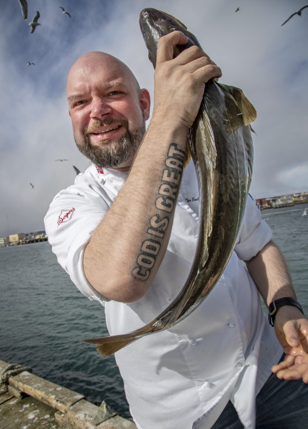 Varangerkokken Tor-Emil Sivertsen med sine to varemerker: Fisk og tatoveringen Cod is great.