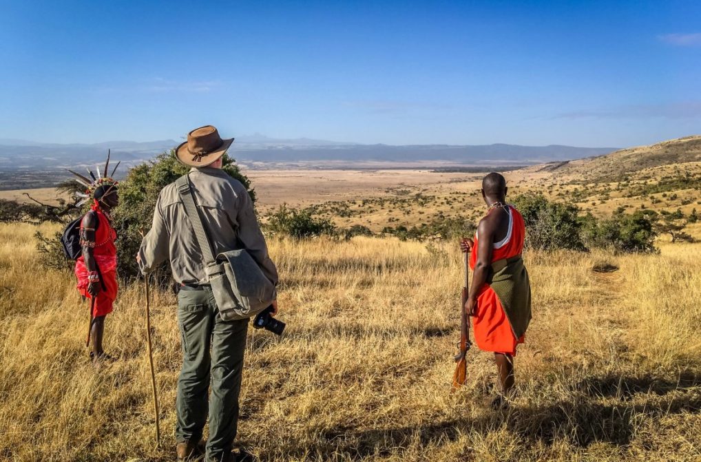 Å gå gir er en helt annen opplevelse enn å kjøre, og er noe som bør stå på en safariliste. Her er det to masaier som tar Andy Higgs med på en vandre-safari i Lewa Wildlife Conservancy i Kenya. Foto: privat