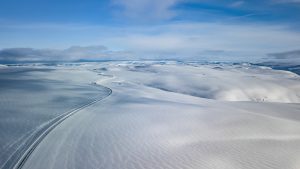 Båtsfjordfjellet dekket av snø i Finnmark.