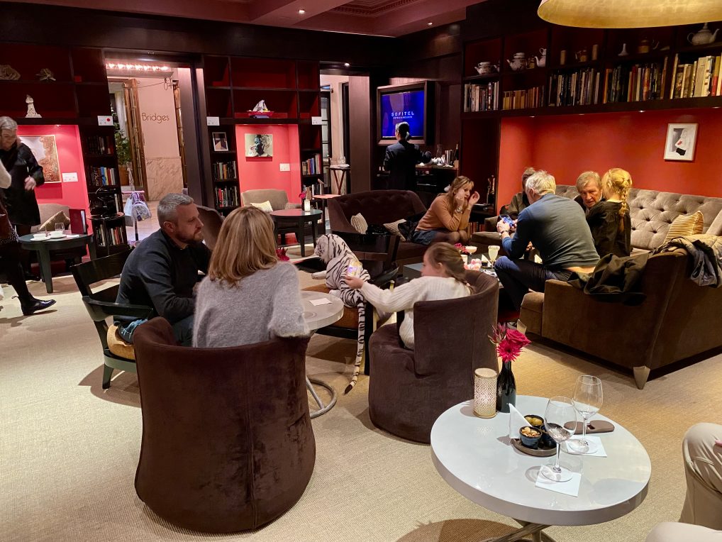 aftenoon tea Amsterdam Sofitel bilde av helt vanlige folk i biblioteket på luksushotellet. Et barn har med tøytigeren.