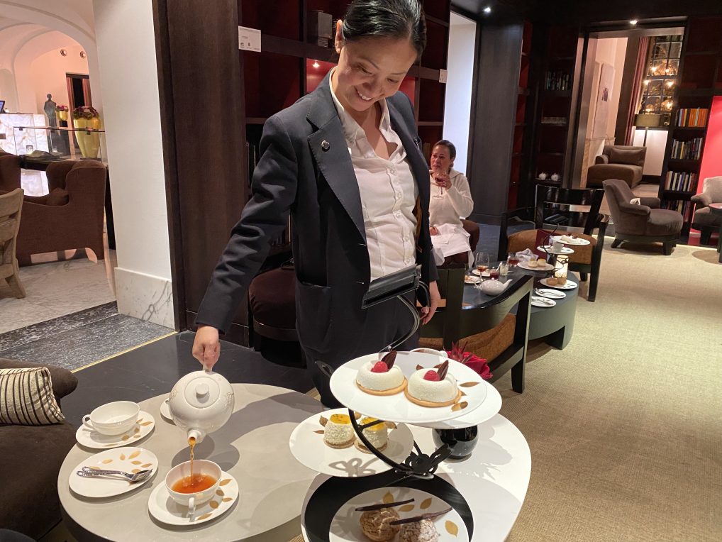 aftenoon tea Amsterdam Sofitel tesommelier i arbeid, langt fra alle har en egen tesommelier