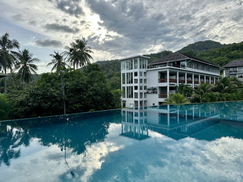 Utsikt fra det ene dykkerbassenget mot den nye delen av rom på Ban's diving resort