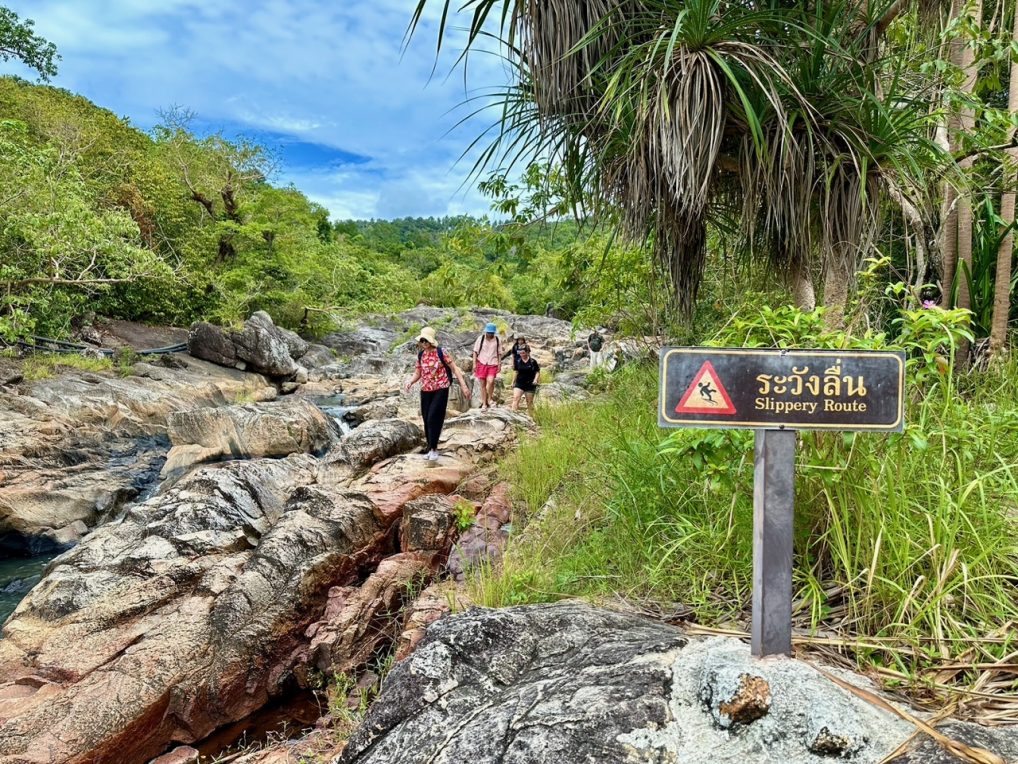 Nasjonalparken Than Sadet sti med skilt med slippery route på Koh Phanagan