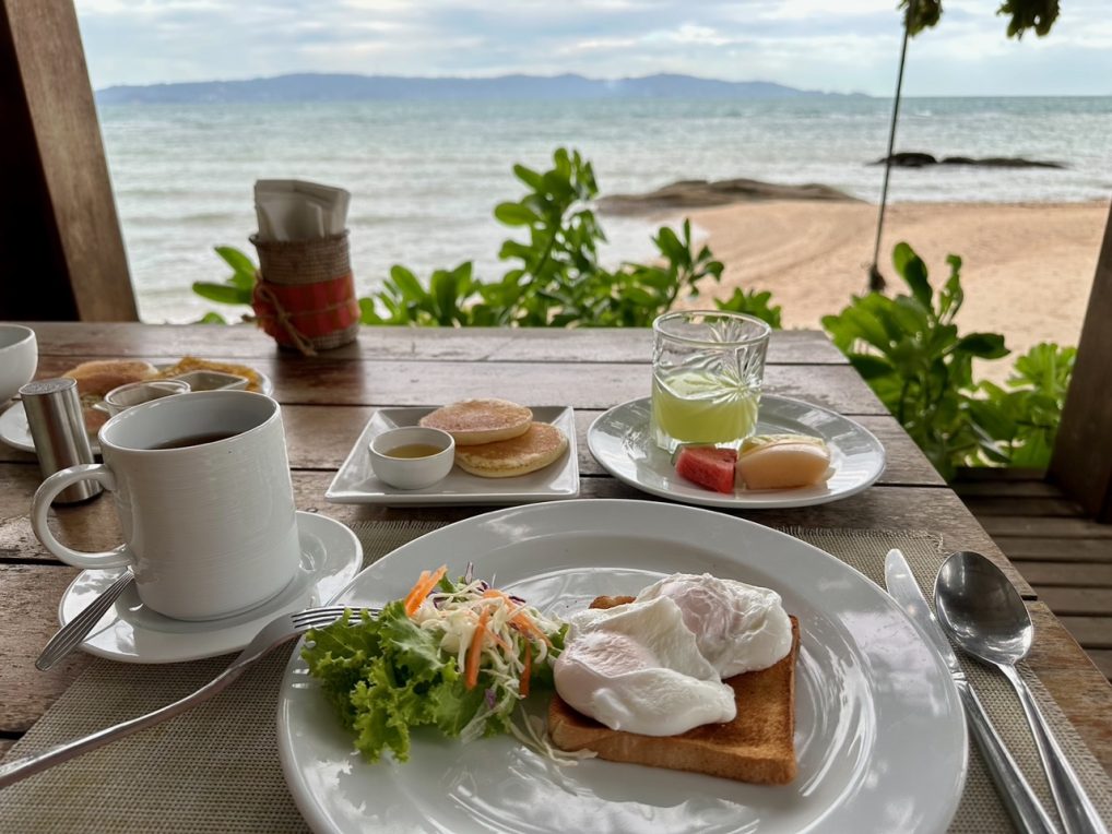 Princess Paradise Koh Phangan har frokostsal og kafe med utsikt til strand og blått hav