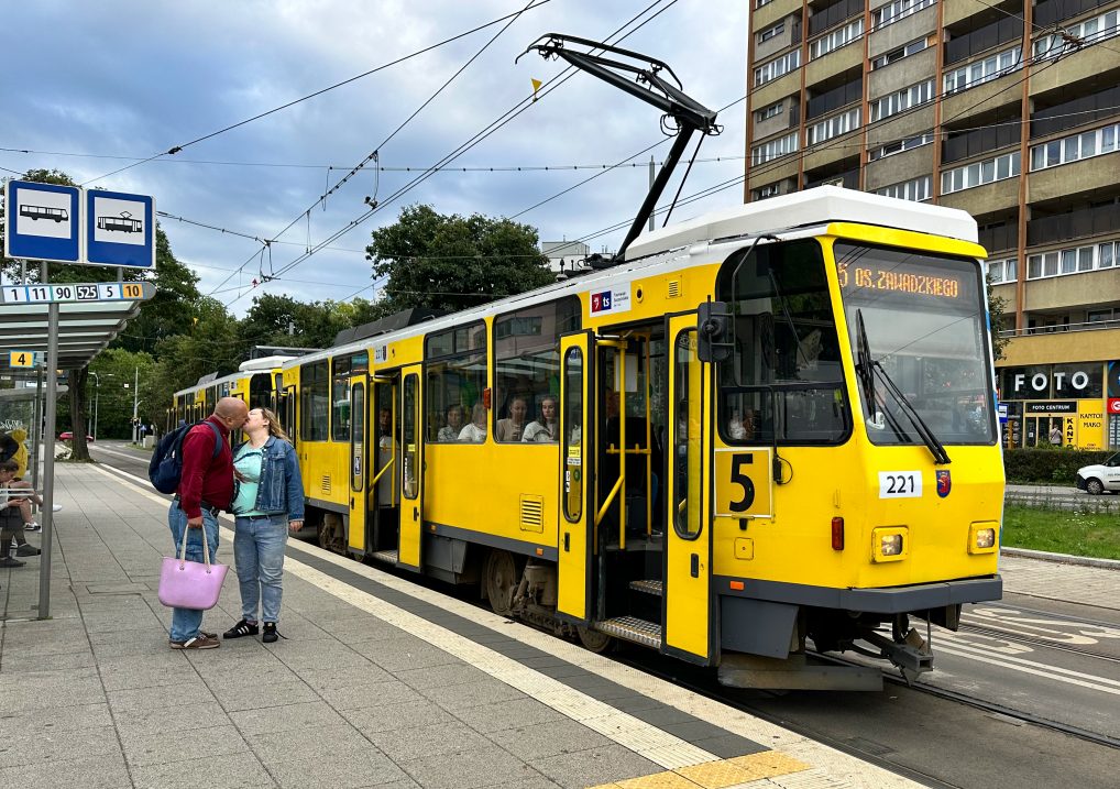 Szczecin, par som kysser foran trikk