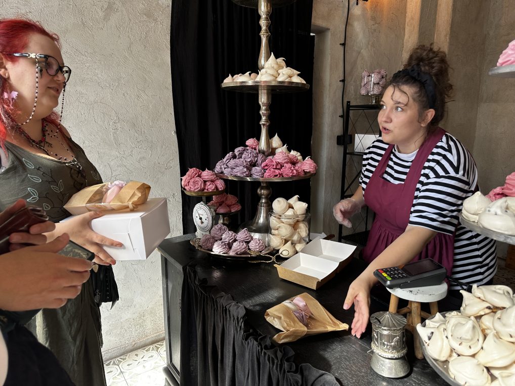 Szczecin bakerier, kvinne som selger marengs bak disken