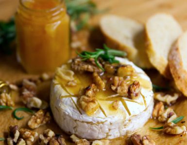 Bakad camembert med honung, nötter och örter - Recept | ALLT OM HONUNG