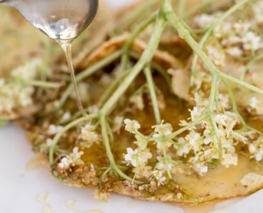 Fläderpannkaka eller fläderplättar med honung