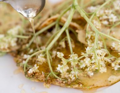 Fläderpannkaka eller fläderplättar med honung