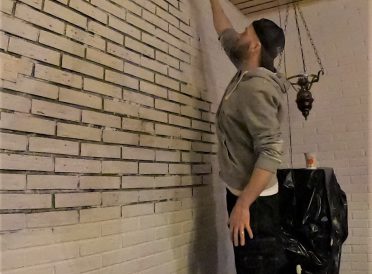 Altmuligmannen maler murvegg hvit