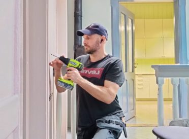 Altmuligmannen monterer på Rådstua i Tromsø