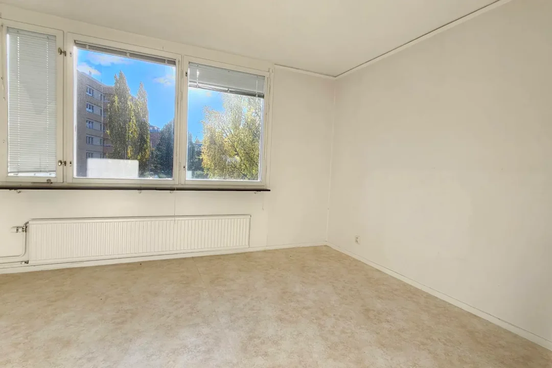 Sovrum på Djupövägen 21, Sollefteå. Stora fönster mot söder.