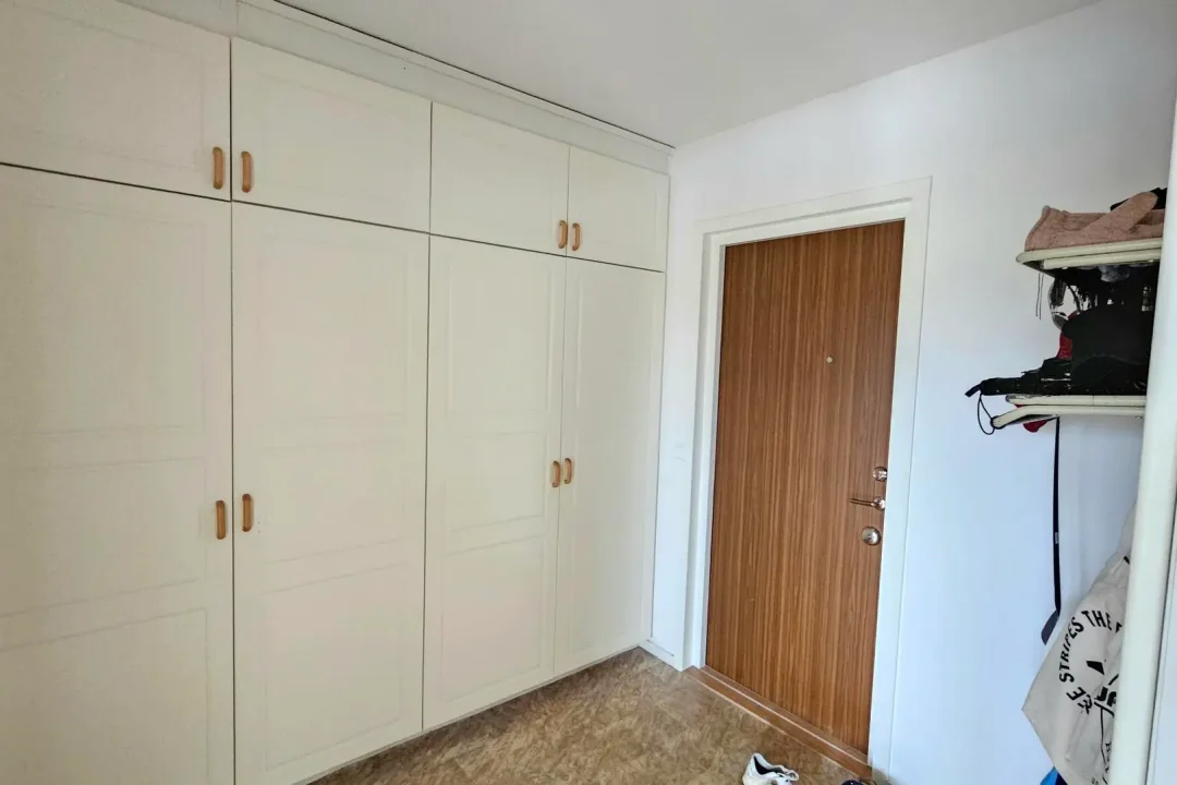 Hall med bra förvaringsmöjligheter och säkerhetsdörr i ledig lägenhet på Djupövägen 21 A, Sollefteå