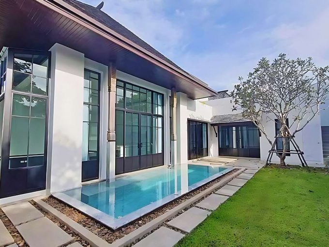 Luxury Villa Retreat with Private Pool and Rooftop Terrace in Choeng Thale for Rent