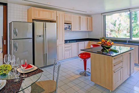 11-5-bedroom-villa-with-private-pool-and-tropical-gardens-in-layan-for-rent-v0066r