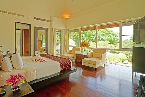 15-5-bedroom-villa-with-private-pool-and-tropical-gardens-in-layan-for-rent-v0066r