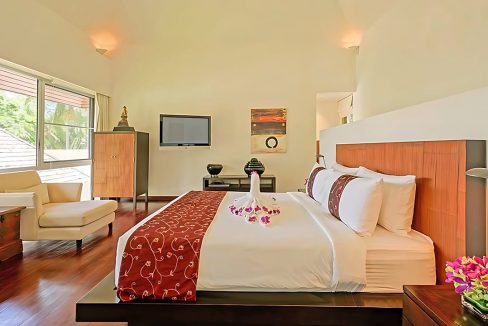 16-5-bedroom-villa-with-private-pool-and-tropical-gardens-in-layan-for-rent-v0066r