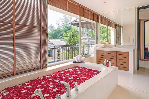 17-5-bedroom-villa-with-private-pool-and-tropical-gardens-in-layan-for-rent-v0066r