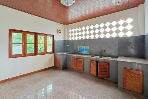 12-large-villa-on-expansive-plot-for-sale-prime-renovation-opportunity-in-chalong-phuket-v0244