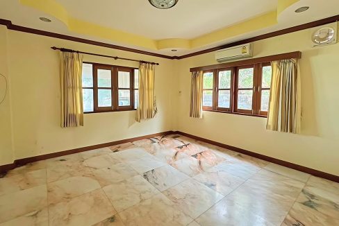 21-large-villa-on-expansive-plot-for-sale-prime-renovation-opportunity-in-chalong-phuket-v0244