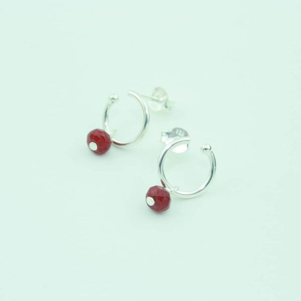 Birthstone Januar: Granatvedhæng i sølv med circle of life øreringe.