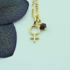 Birthstone januar: Granat vedhæng med Girl halskæde i forgyldt sølv.