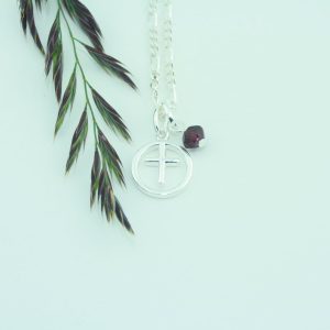 Birthstone januar: Granat vedhæng med birth cross halskæde i sølv.