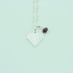 Birthstone januar: Granat vedhæng med Heart Rock halskæde i sølv.
