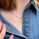 15 Female halskøde i forgyldt sølv på model Olivia