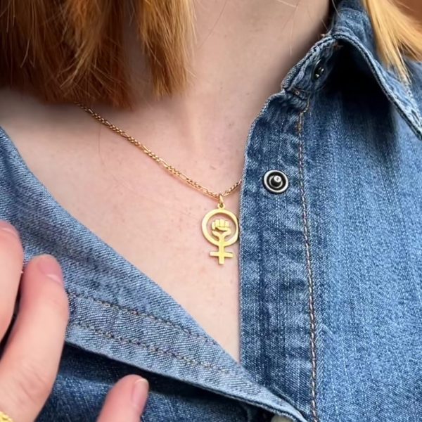 15 Female halskøde i forgyldt sølv på model Olivia