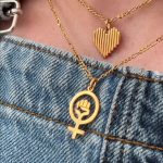 FemaleHalskaedeIforgyldt Female halskæde i forgyldt closeup på model