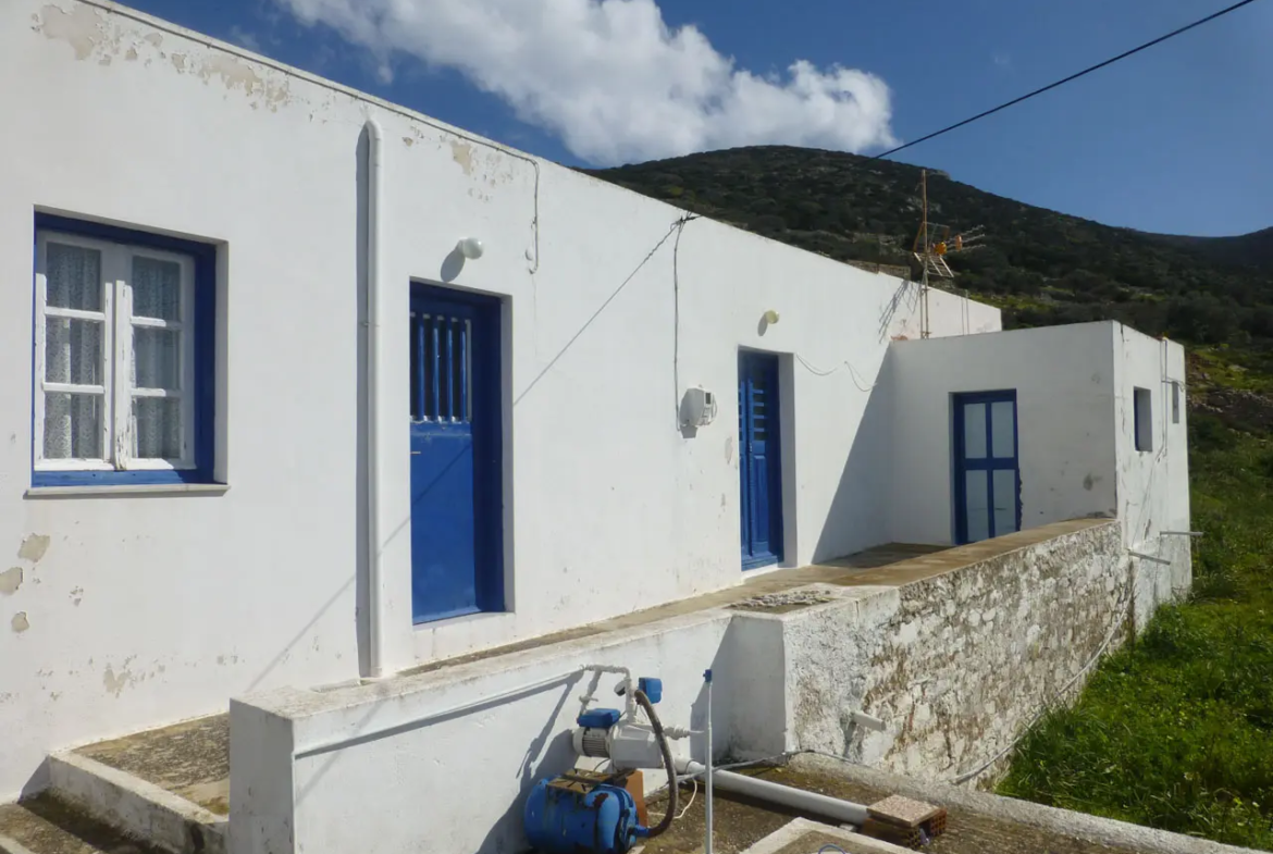 The house from the front and the watertank