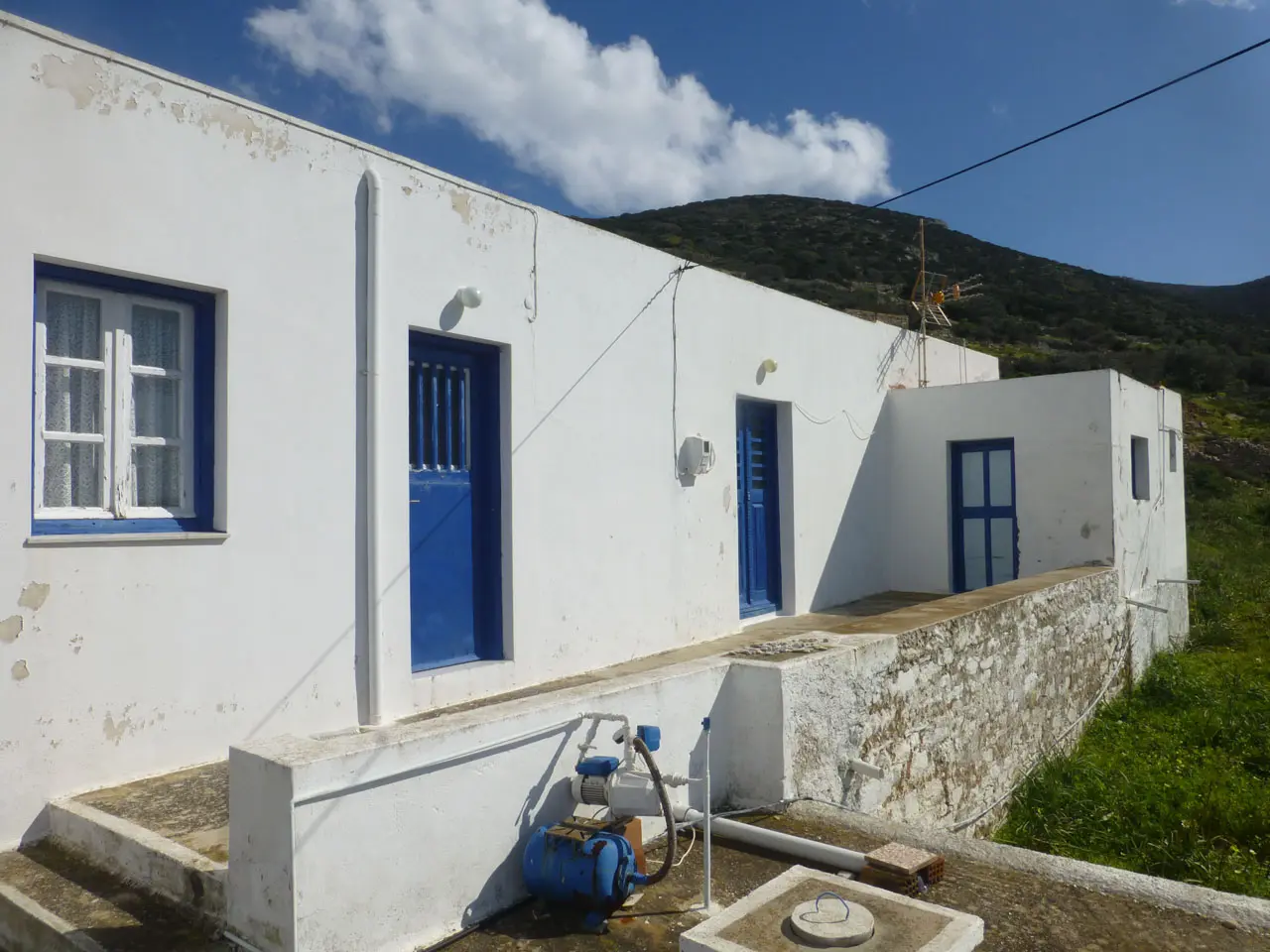 The house from the front and the watertank