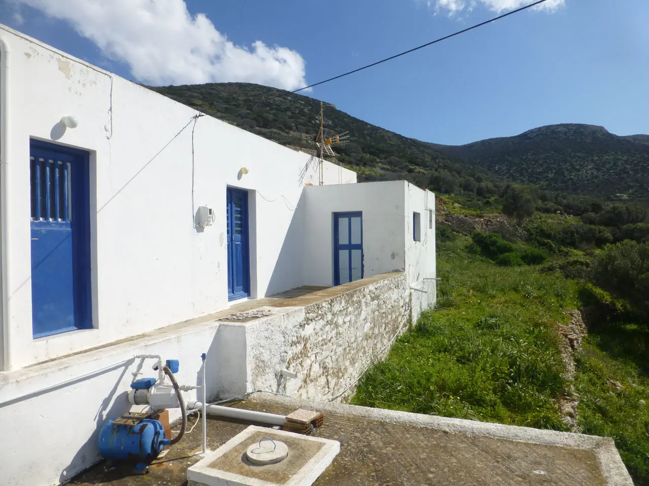 The house from the front and the watertank